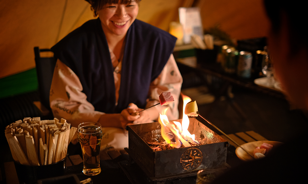 プラン特典の食材を炙るのも楽しい